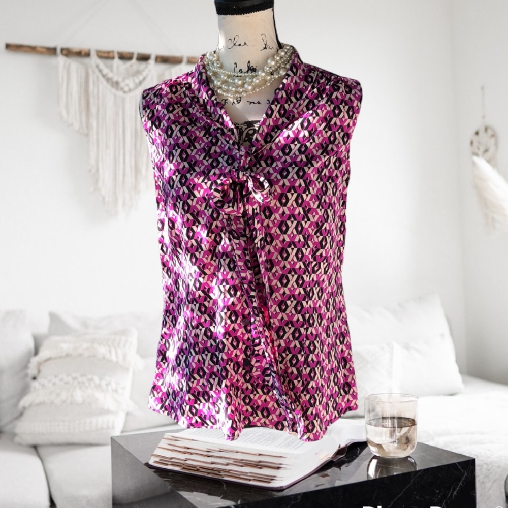🌷Blouse by Tahari 🌷